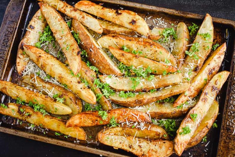 Crispy Garlic Baked Potato Wedges